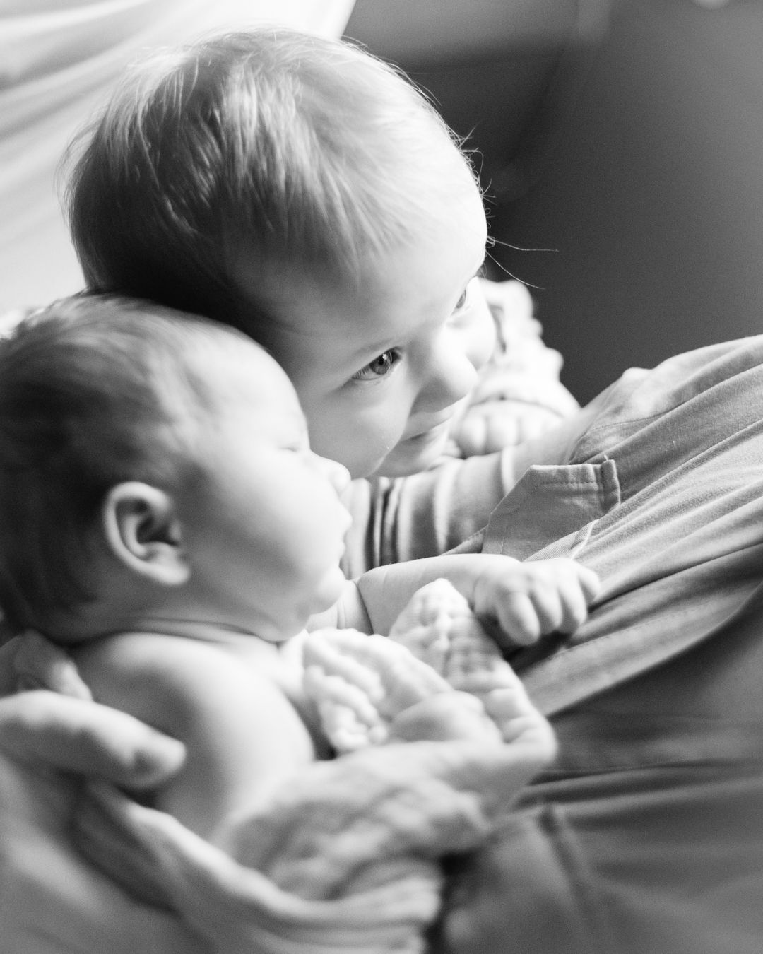 Sisarukset newborn-kotikuvauksessa. Newborn-kuvaus/vastasyntyneen kuvaus Nummela, Vihti ja muu Uusimaa.