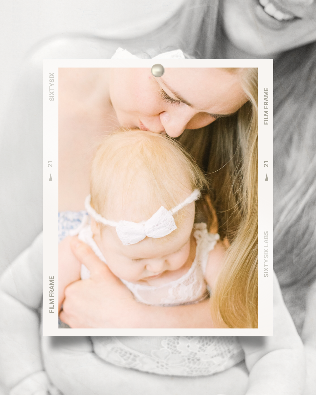 Puolivuotias vauva äidin sylissä äiti-lapsi -kuvauksessa Helsingissä.