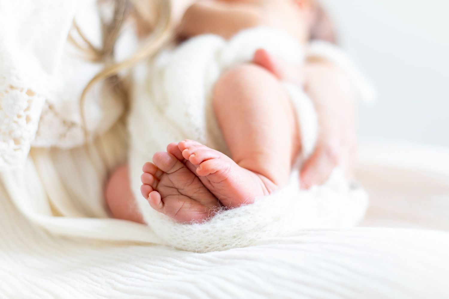 Vastasyntyneen vauvan pikkuiset varpaat newborn-kuvauksessa studiossa Vantaalla.