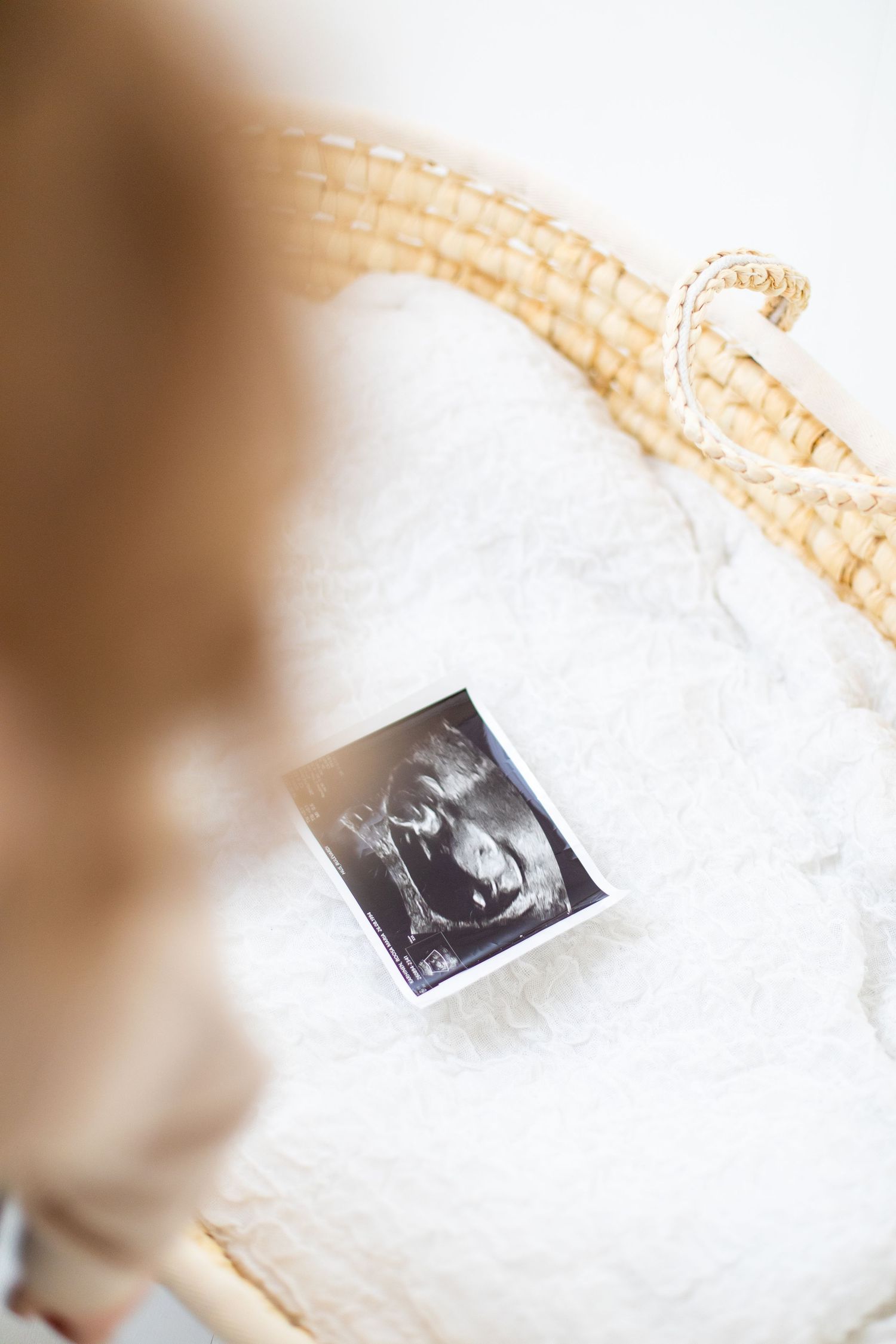 Vastasyntyneen oma ultrakuva korissa newborn-kuvauksessa studiossa Vantaalla.