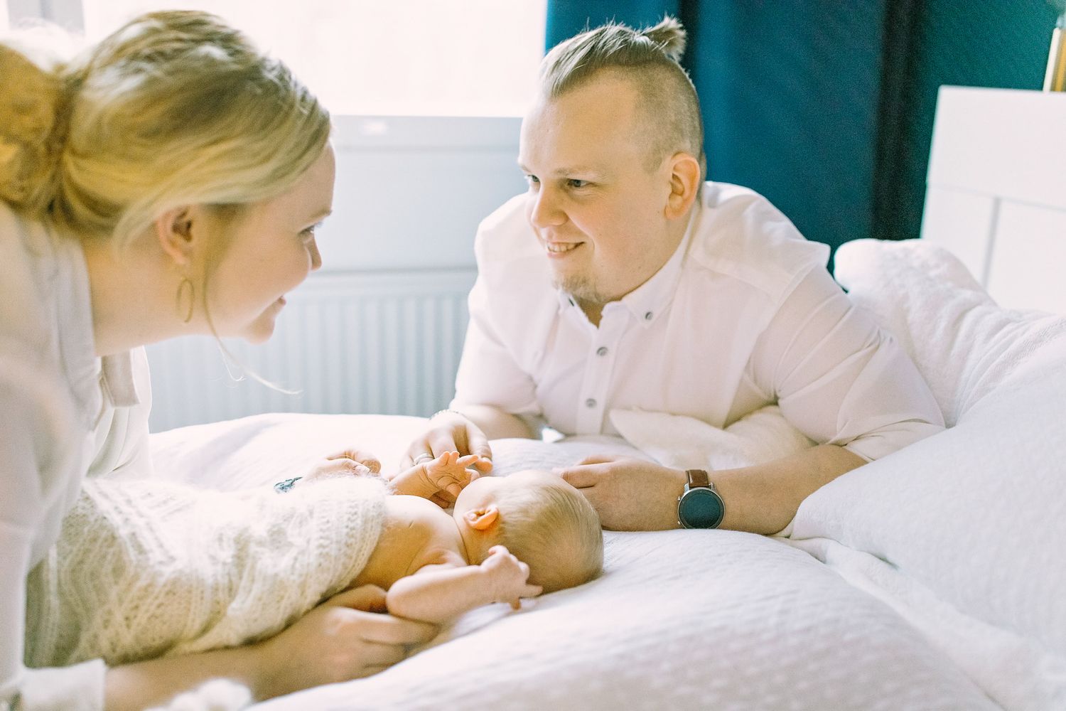 Äiti, isä ja vastasyntynyt vauva newborn-kotikuvauksessa: Newborn-kuvaus-Vihti-ja-Nummela