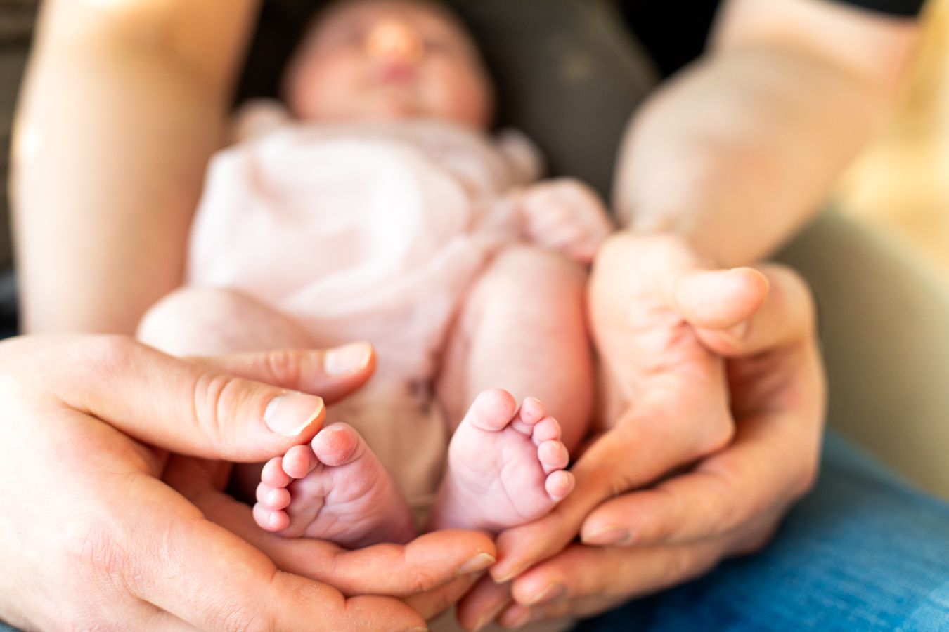 Vastasyntynyt vauva newborn-kotikuvauksessa Helsingissä. Vastasyntyneen kuvaus Lohja ja Helsinki.