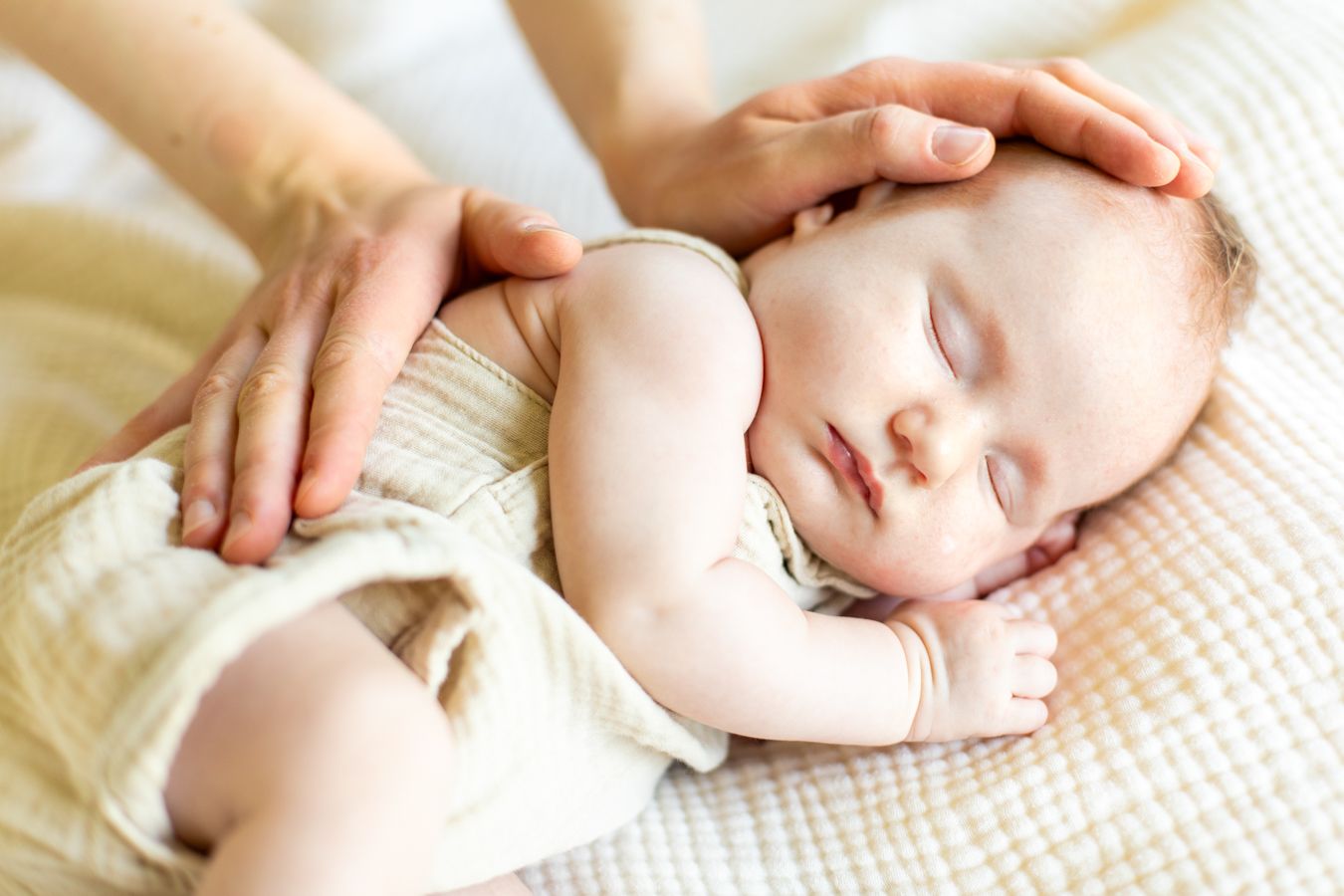 Vastasyntynyt vauva nukkuu newborn-kotikuvauksessa. Valokuvaaja Lohja ja Helsinki.