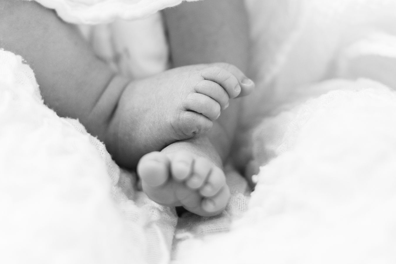 Vastasyntyneen vauvan pikkuruiset varpaat newborn-kuvauksessa studiossa Vantaalla.