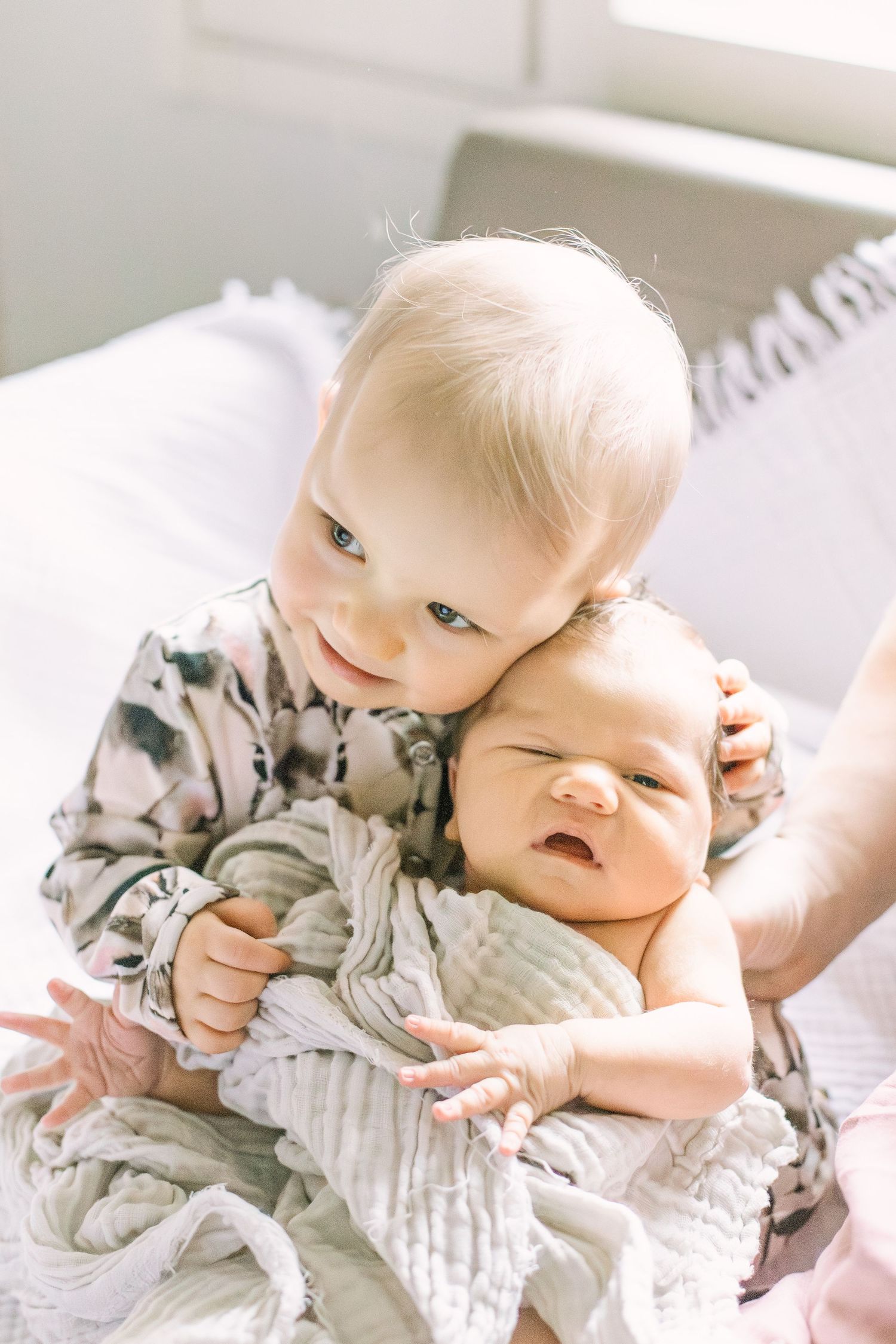 Sisarukset newborn-kotikuvauksessa. Newborn-kuvaus/vastasyntyneen kuvaus Nummela, Vihti ja muu Uusimaa.