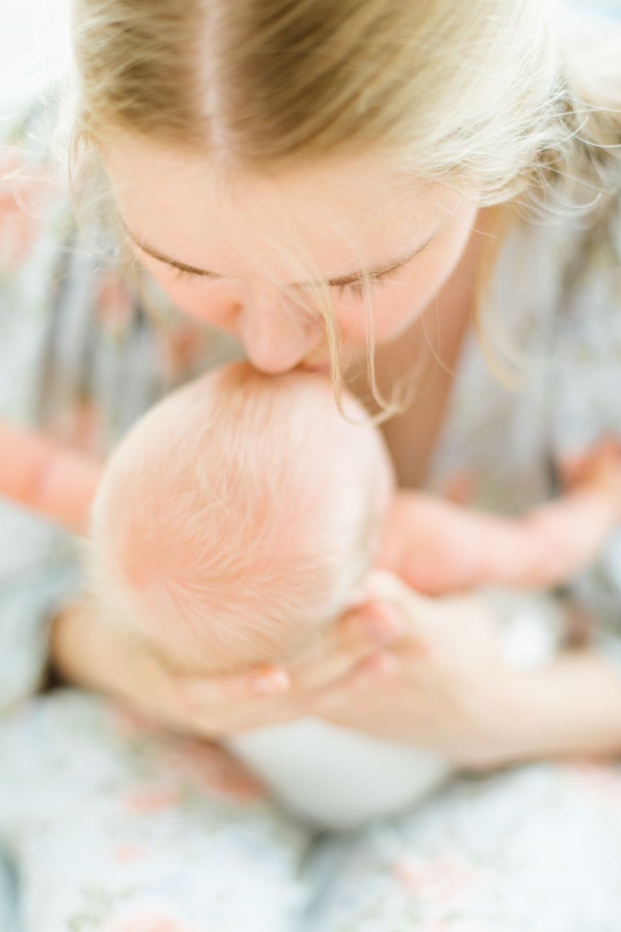 Äiti ja vastasyntynyt newborn-kotikuvauksessa Lohjalla. Valokuvaaja Lohja ja muu Uusimaa.