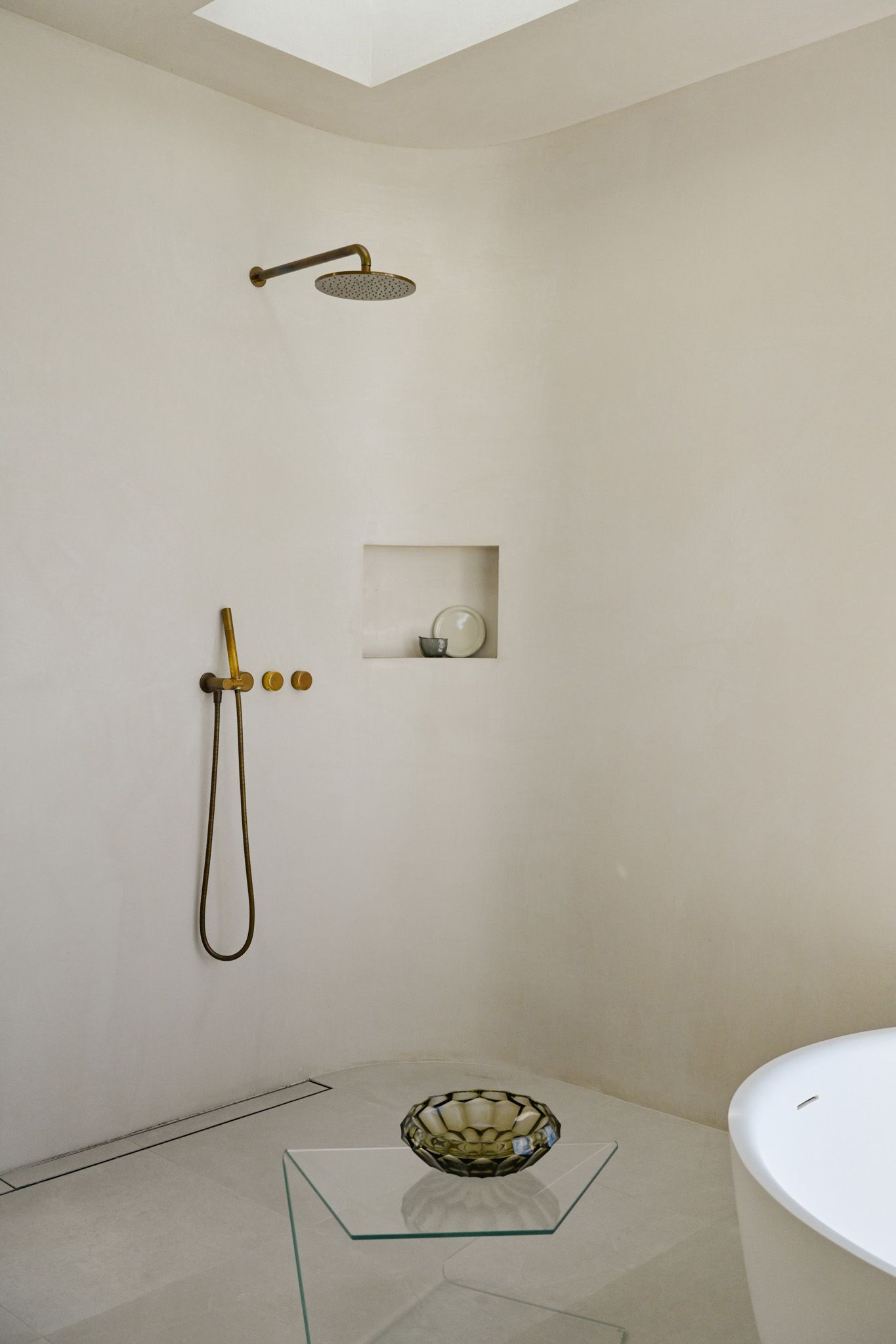 Alaia Palm Beach, large bathrooms overlooking the Barrenjoey lighthouse and ocean.
