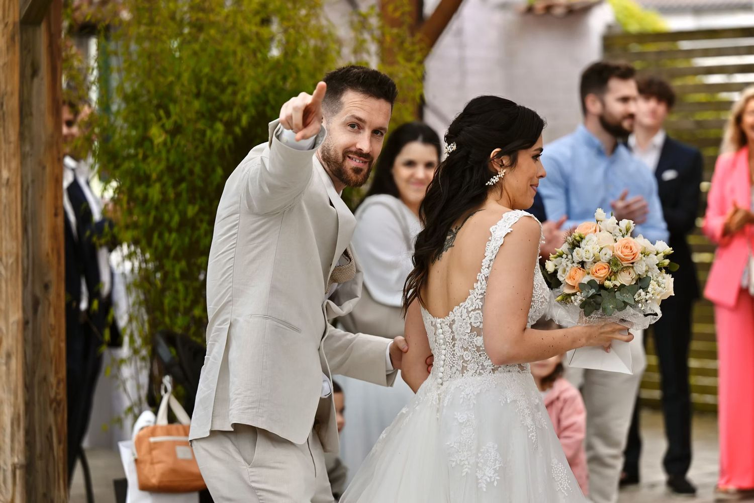 Mariage chic et chaleureux photographié avec discrétion pour préserver chaque émotion