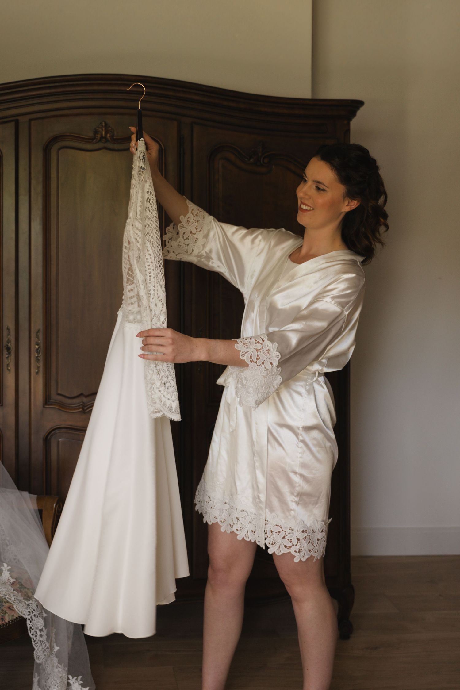 Une mariée rayonnante photographiée naturellement lors des préparatifs de son mariage