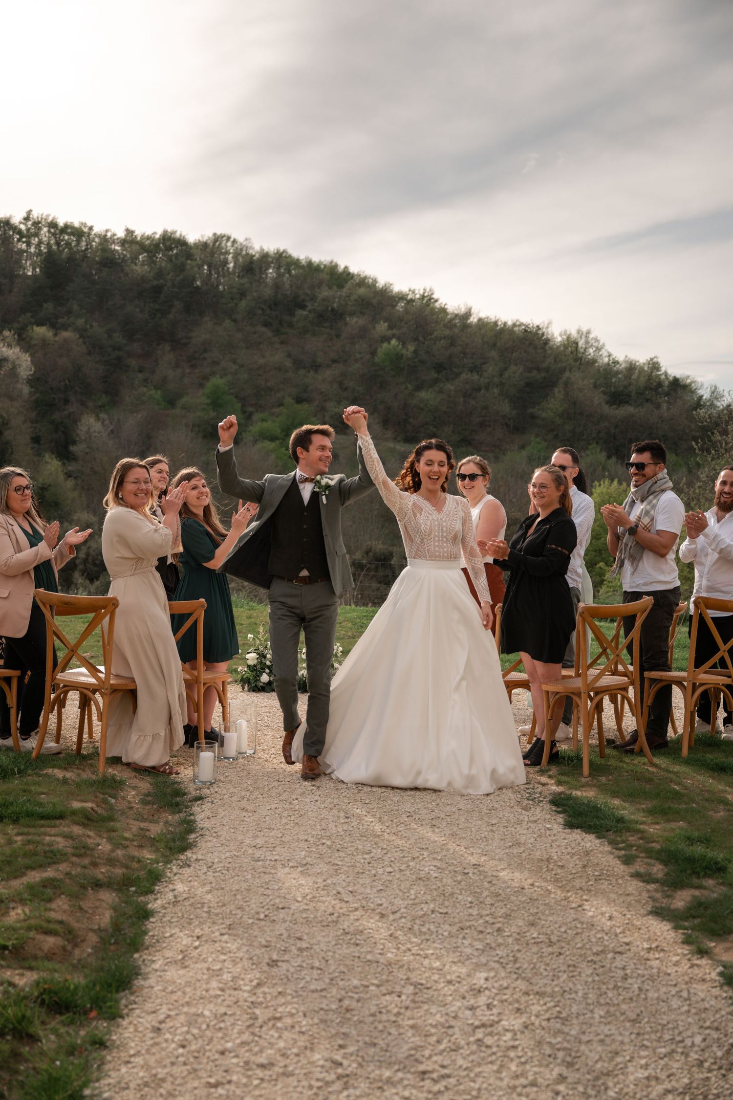 Moments spontanés entre invités lors d’un mariage élégant capturé avec naturel et émotion