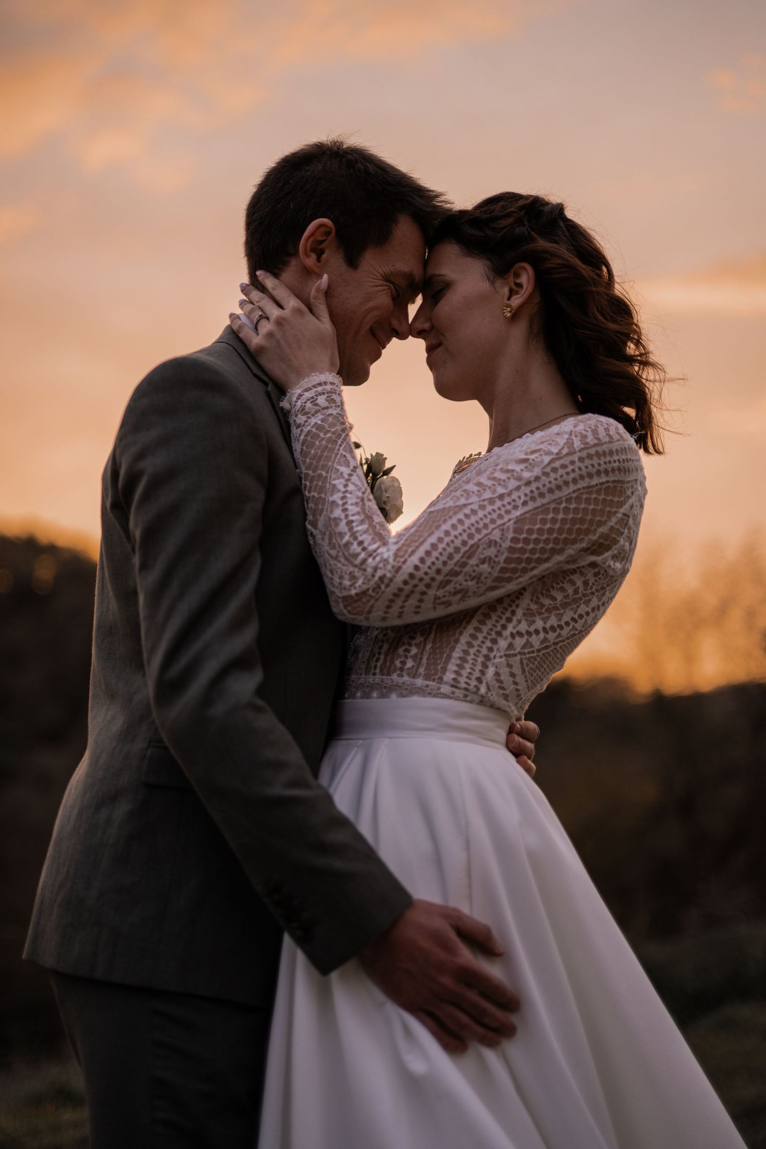 Photo de couple mariés (portrait élégant)
Photographie de mariage élégante et intemporelle réalisée par Orlane Lacroix, photographe de maria