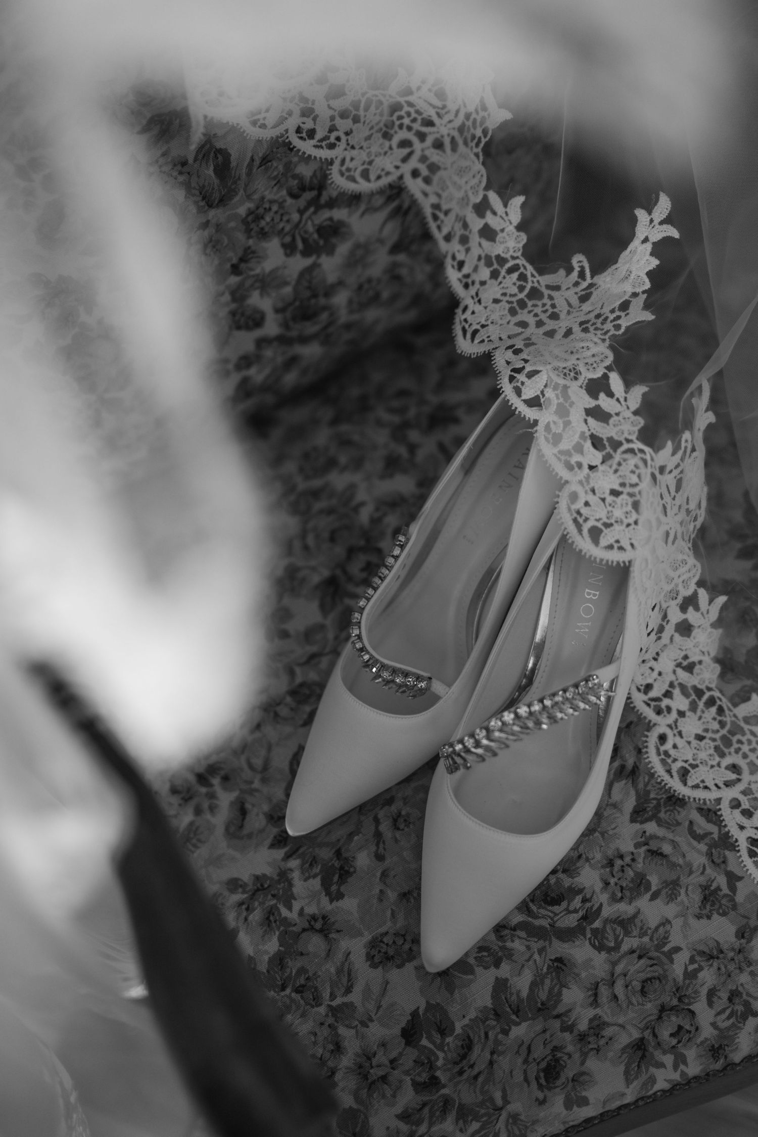 Préparatifs de la mariée capturés avec douceur avant un mariage élégant en Belgique et en Europe