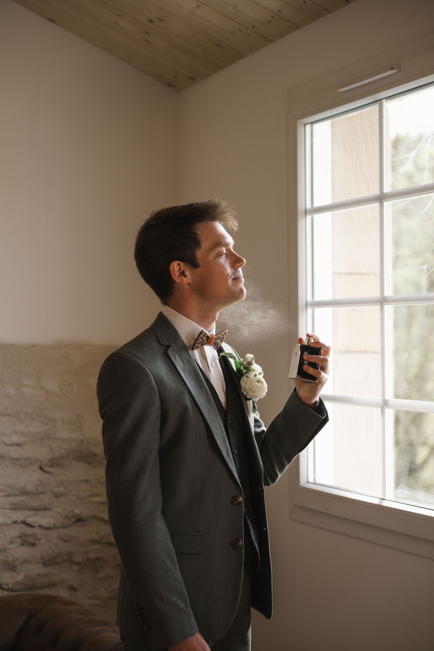 Souvenirs des préparatifs masculins d’un mariage élégant en Belgique ou ailleurs en Europe