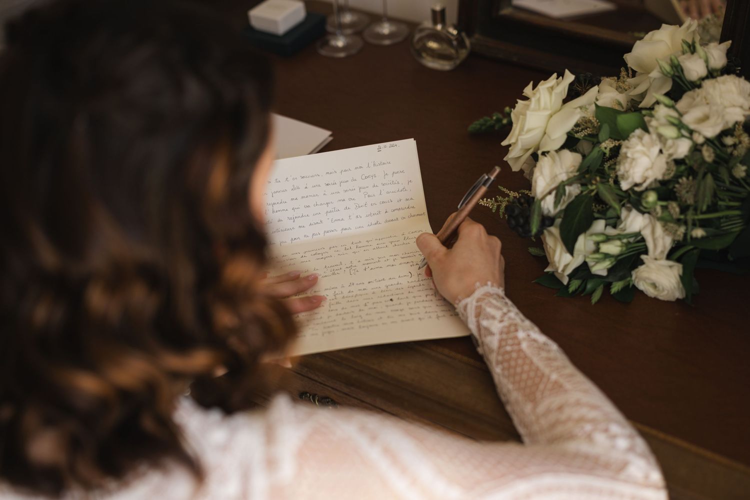 Moments intimes avant la cérémonie, entre émotions et détails raffinés d’une journée de mariage unique