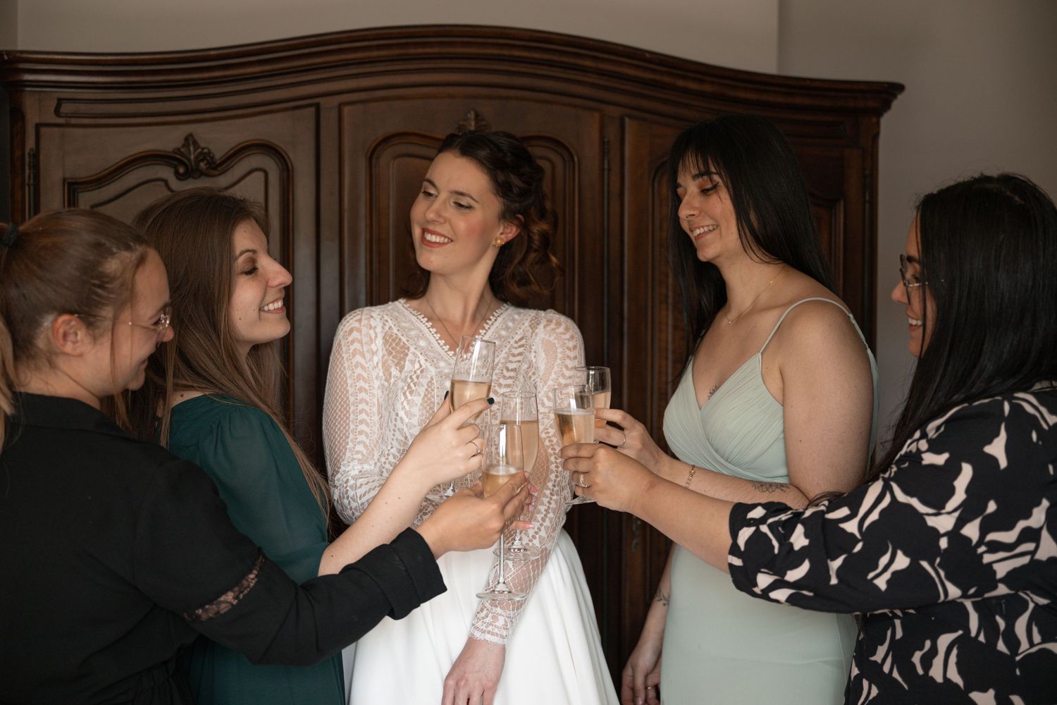 Préparatifs de la mariée capturés avec douceur avant un mariage élégant en Belgique et en Europe