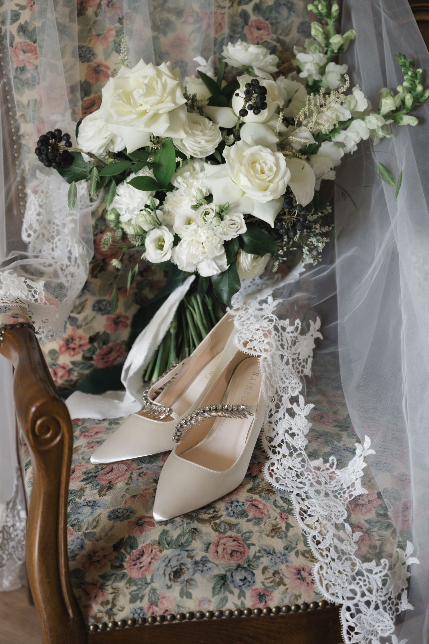 Préparatifs de la mariée capturés avec douceur avant un mariage élégant en Belgique et en Europe