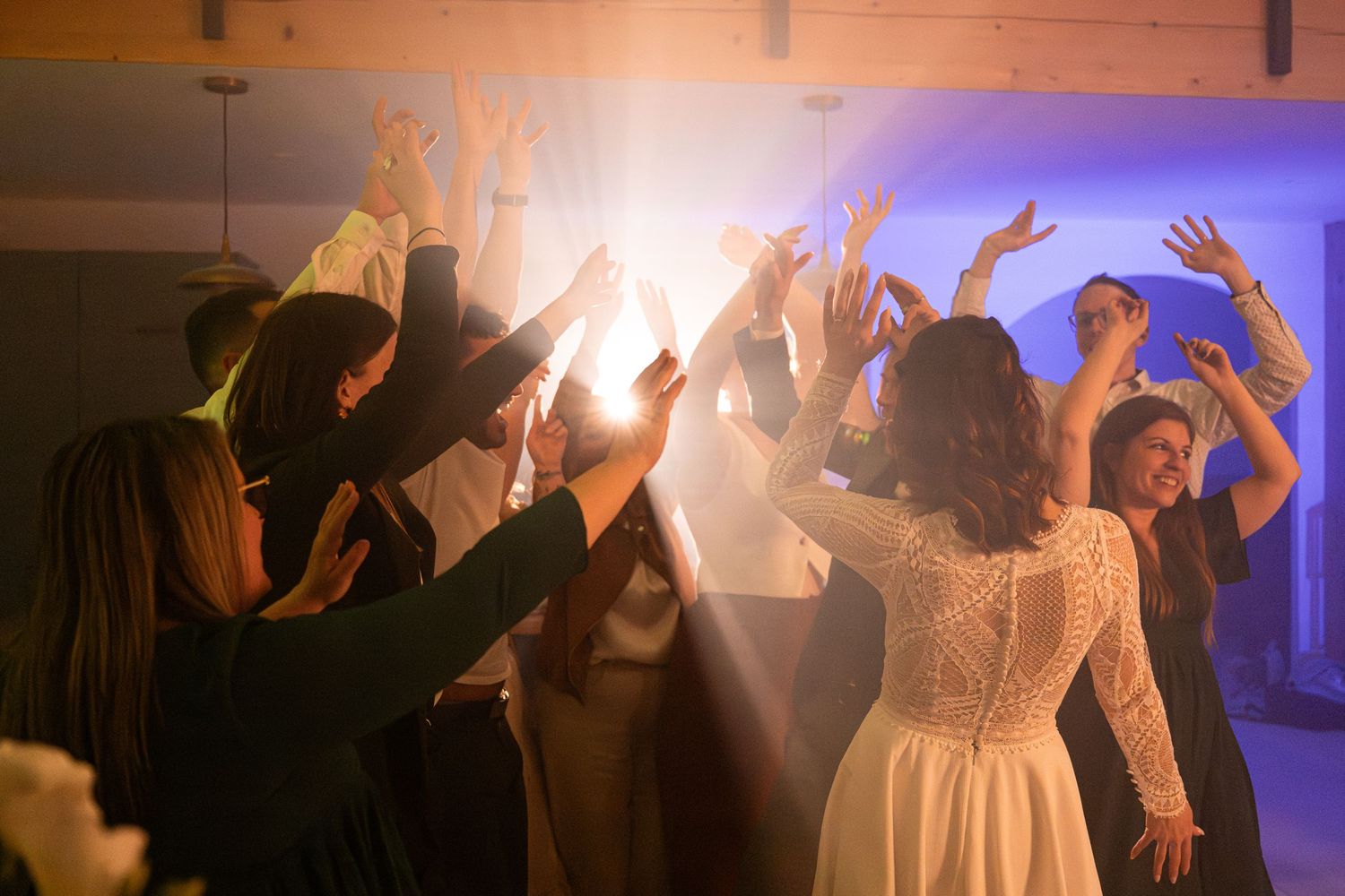 Piste de danse et moments spontanés capturés pour raconter toute l’histoire du mariage