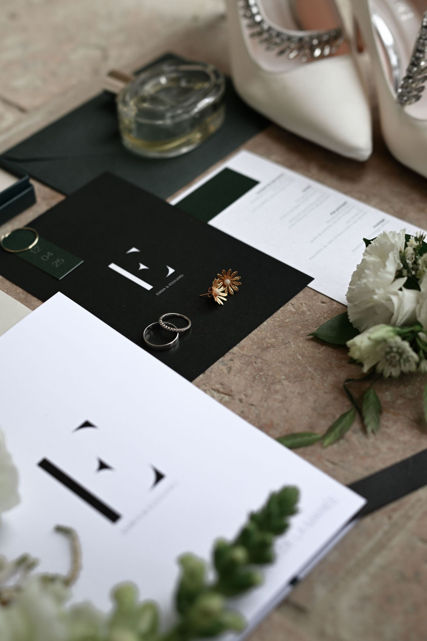 Détails floraux et ambiance romantique d’un mariage élégant photographié avec douceur