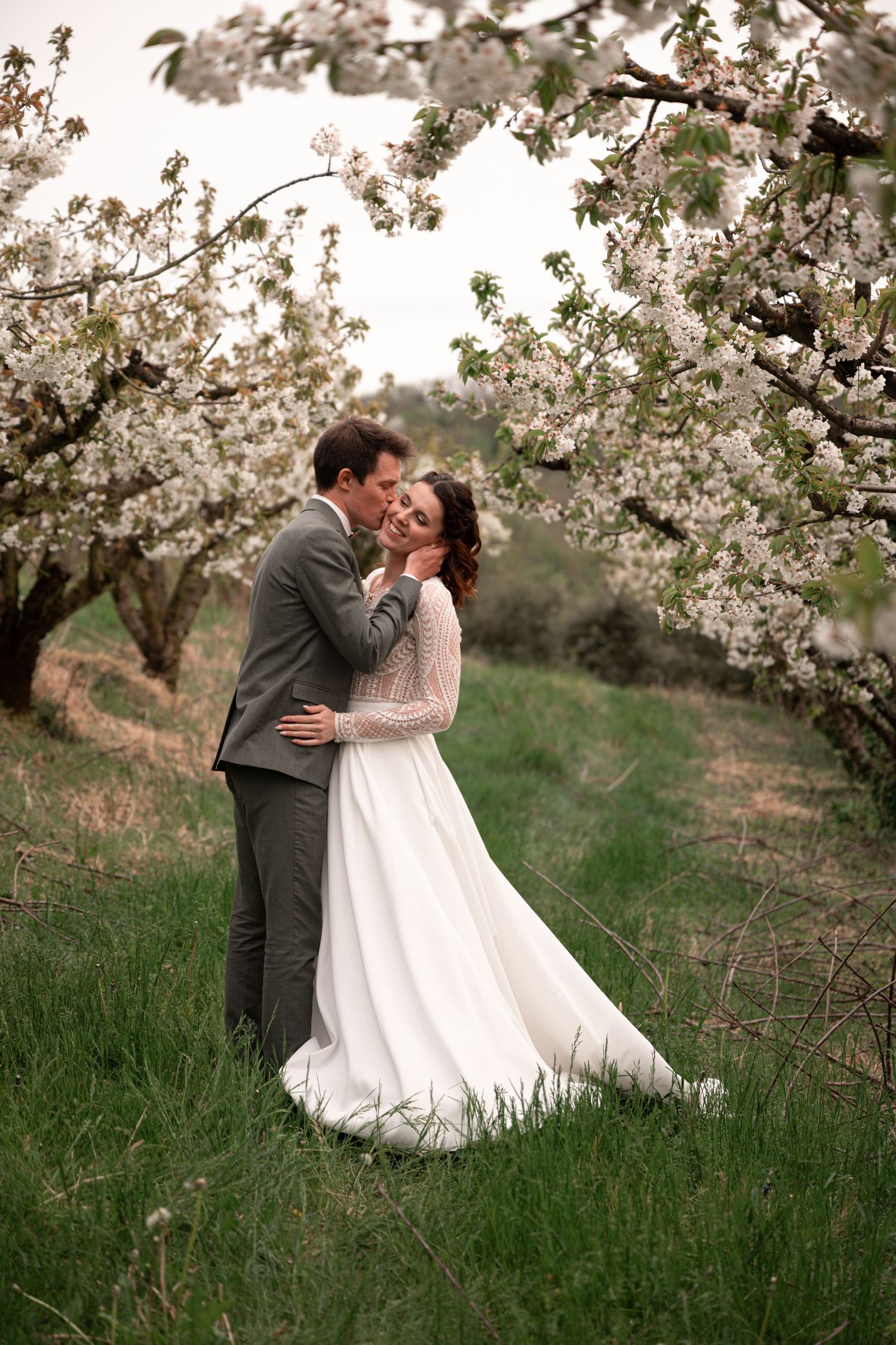 Couple de mariés lors d’un mariage chic et authentique capturé par une photographe belge