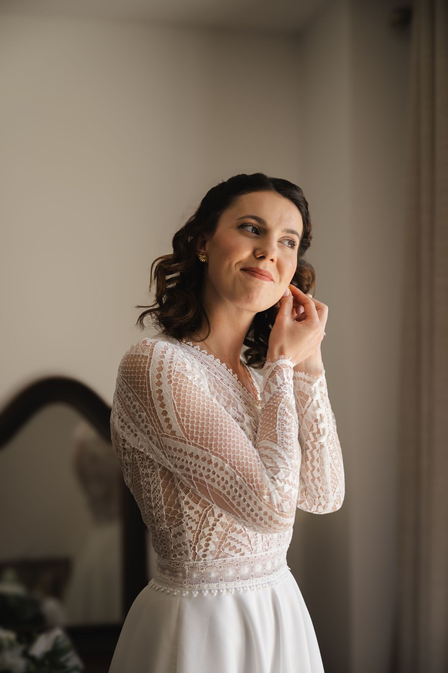 Photographe mariage Belgique capturant les préparatifs naturels et authentiques de la mariée