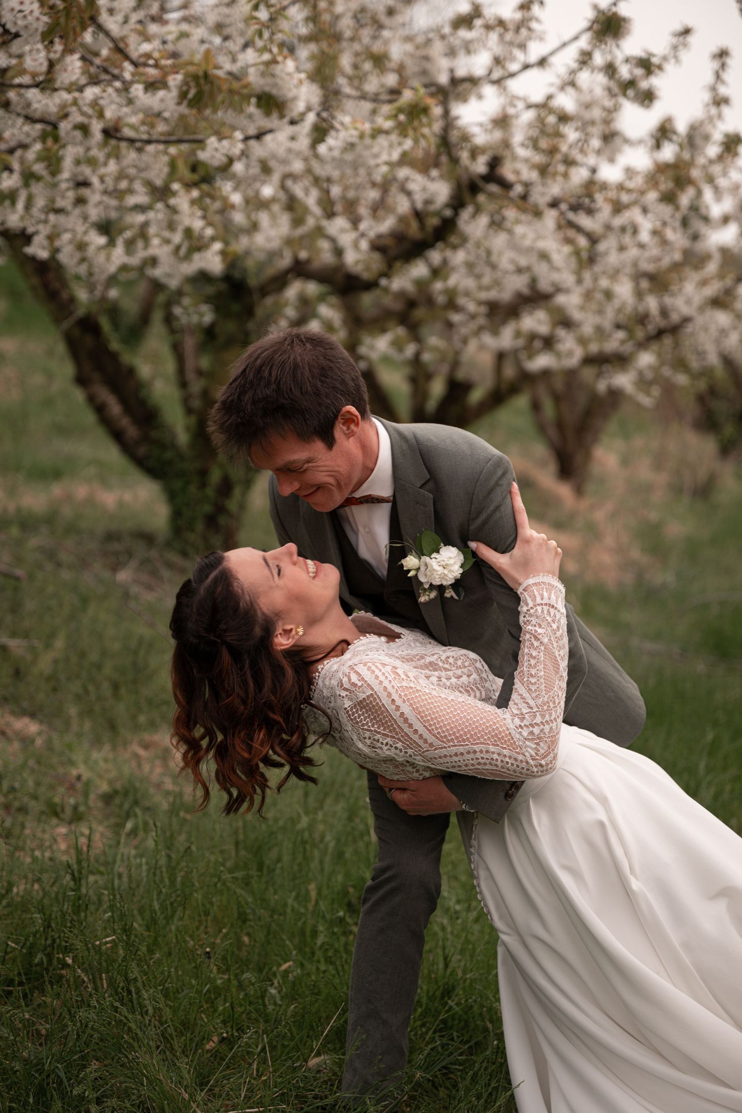 Mariage élégant en Belgique photographié avec une approche naturelle, intemporelle et remplie d’émotions