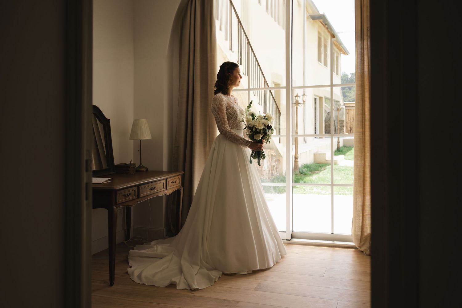 Derniers instants avant le oui, souvenirs élégants des préparatifs d’une mariée entourée de ses proches