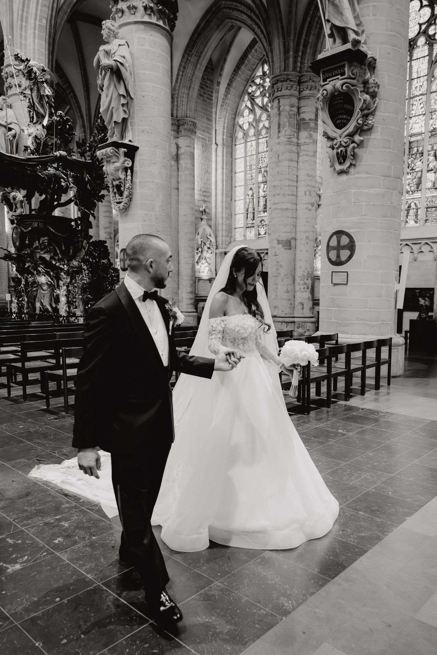 Photographe mariage Bruxelles – cérémonie religieuse dans une église bruxelloise avec un couple de mariés élégant.