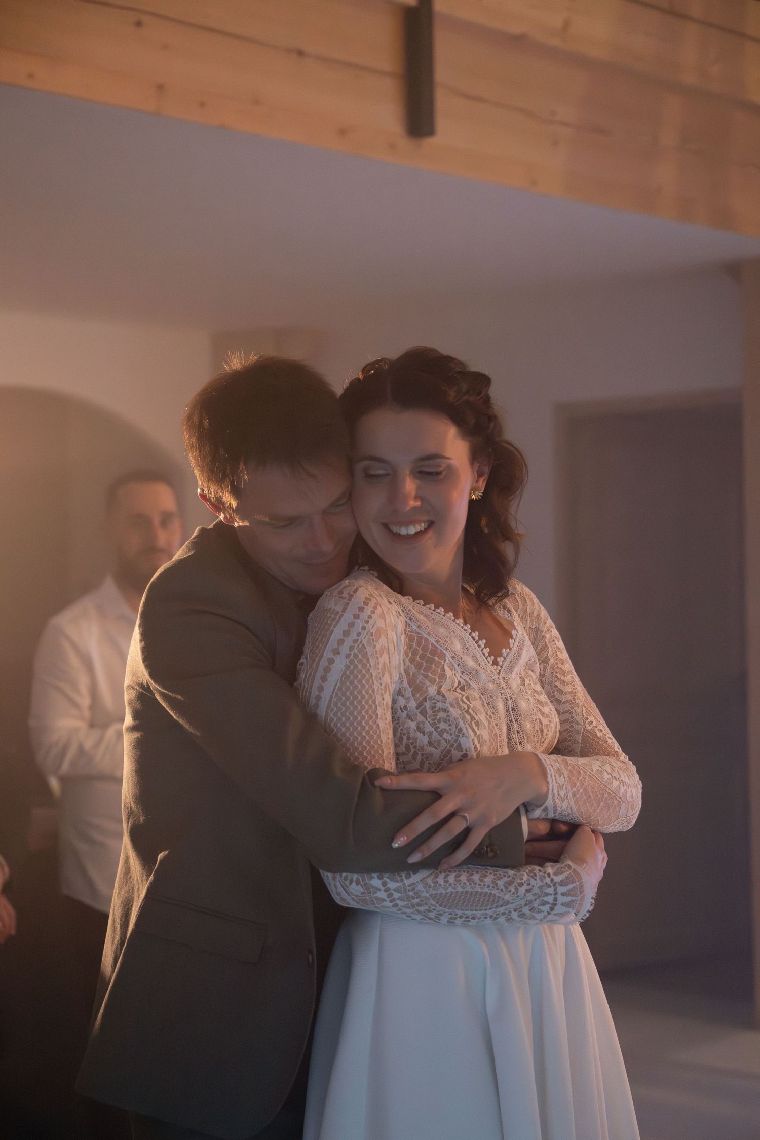 Première danse des mariés capturée dans une ambiance romantique et intemporelle