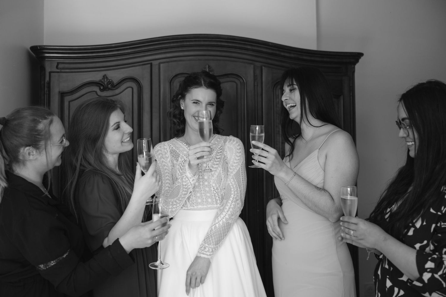 Instant précieux entre une mariée et ses proches avant une cérémonie remplie d’émotions