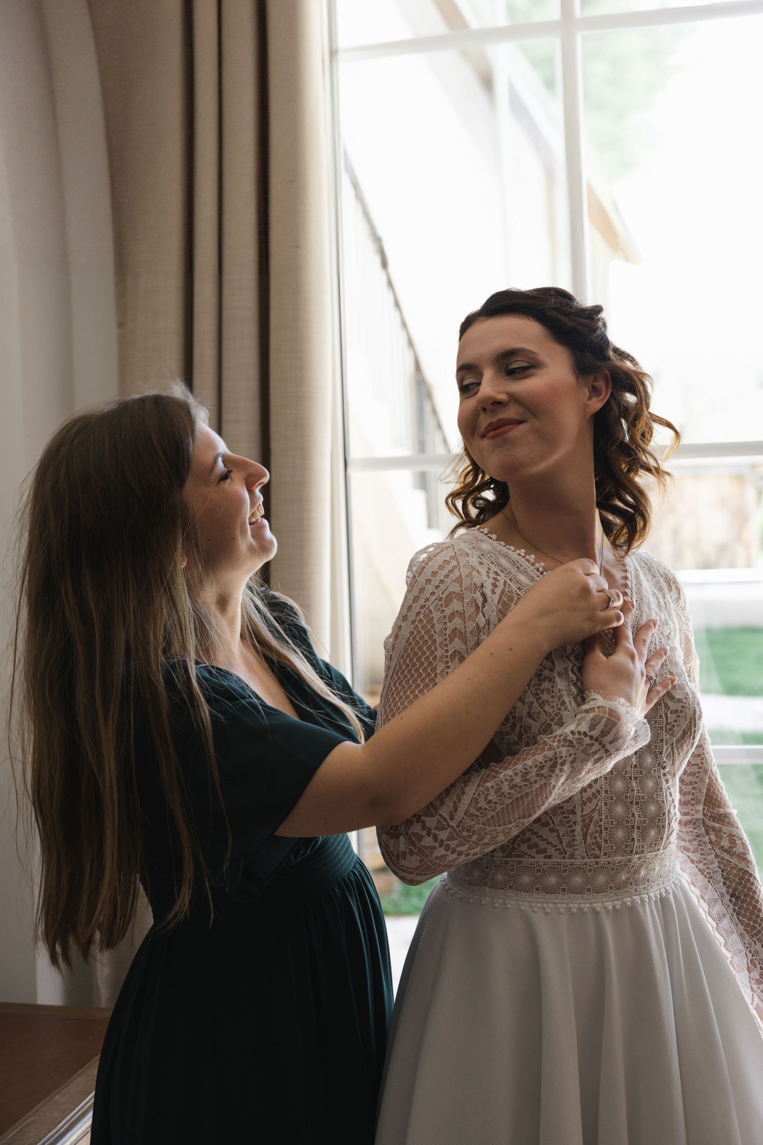 Instant précieux entre une mariée et ses proches avant une cérémonie remplie d’émotions