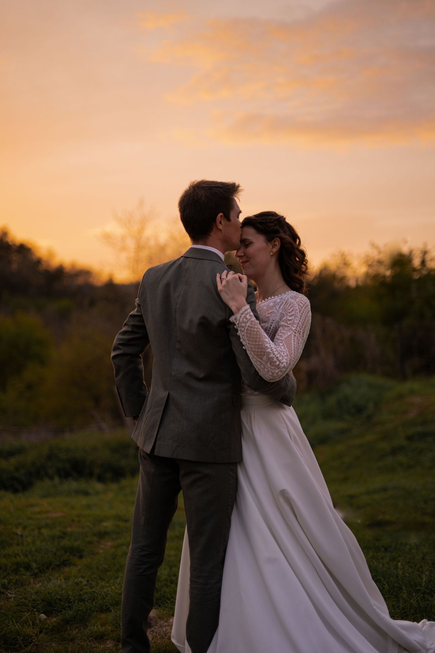 Photo de couple mariés (portrait élégant)
Photographie de mariage élégante et intemporelle réalisée par Orlane Lacroix, photographe de maria