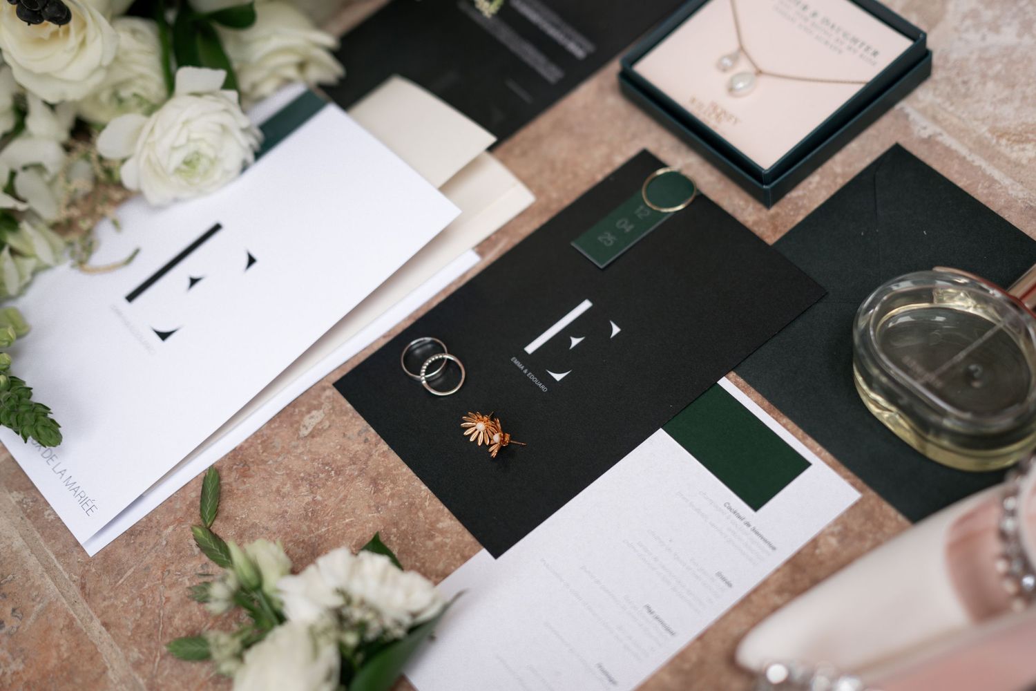 Destination wedding en Europe capturé avec une esthétique lumineuse et intemporelle