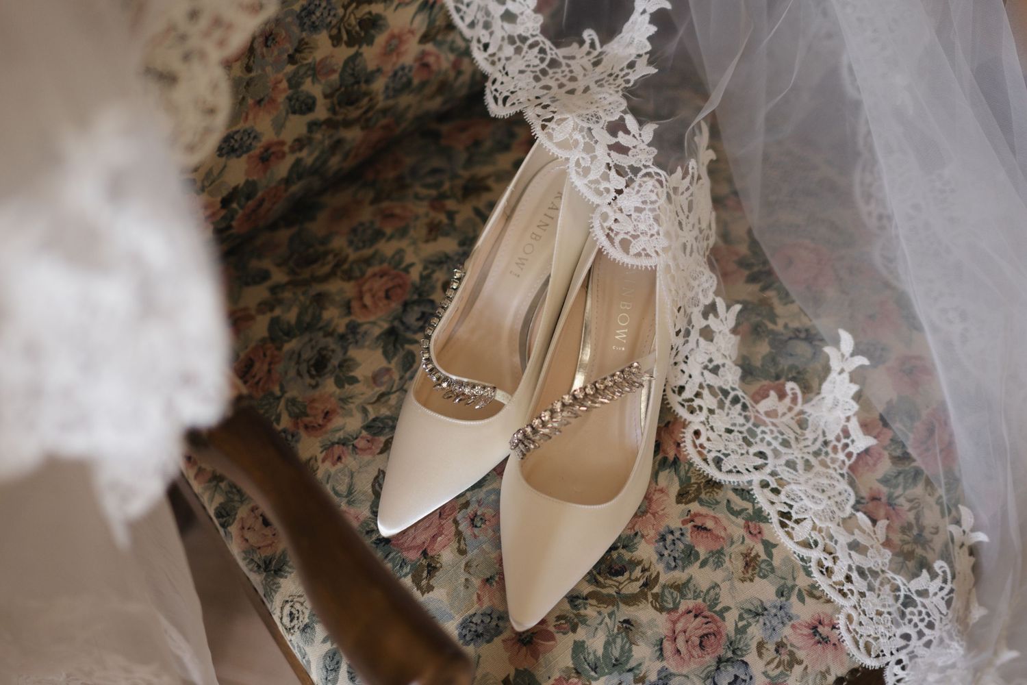 Préparatifs de la mariée capturés avec douceur avant un mariage élégant en Belgique et en Europe