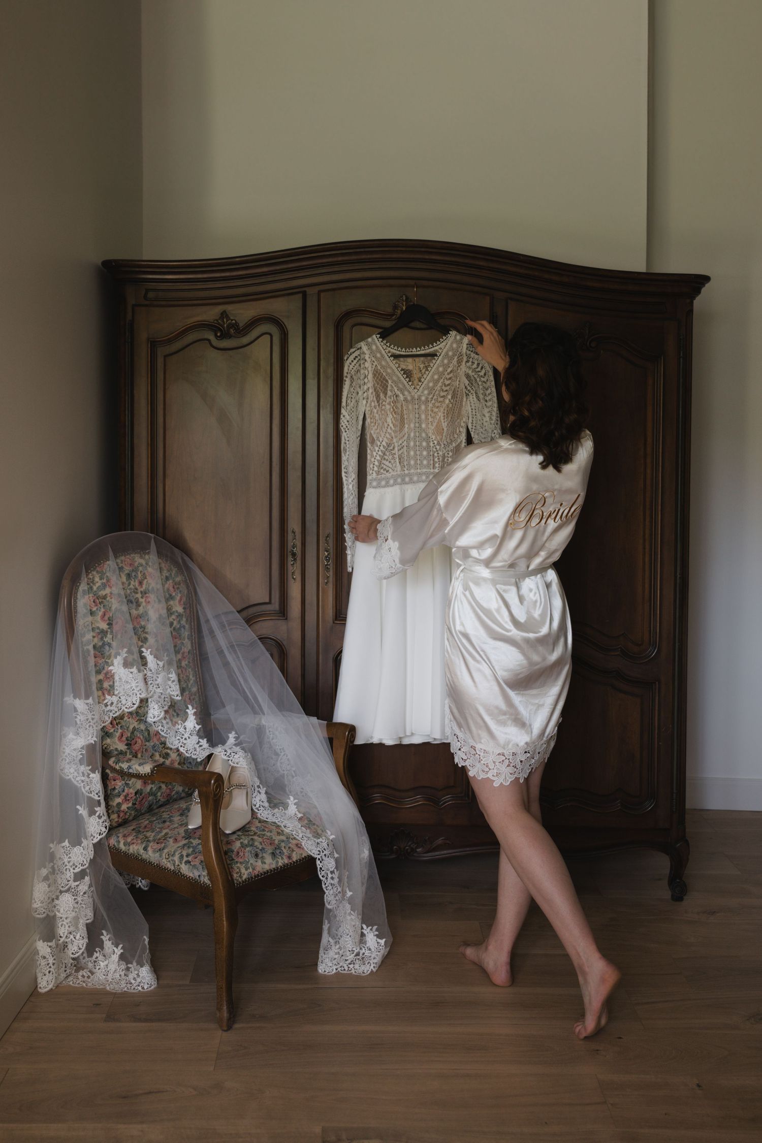 Une mariée rayonnante photographiée naturellement lors des préparatifs de son mariage