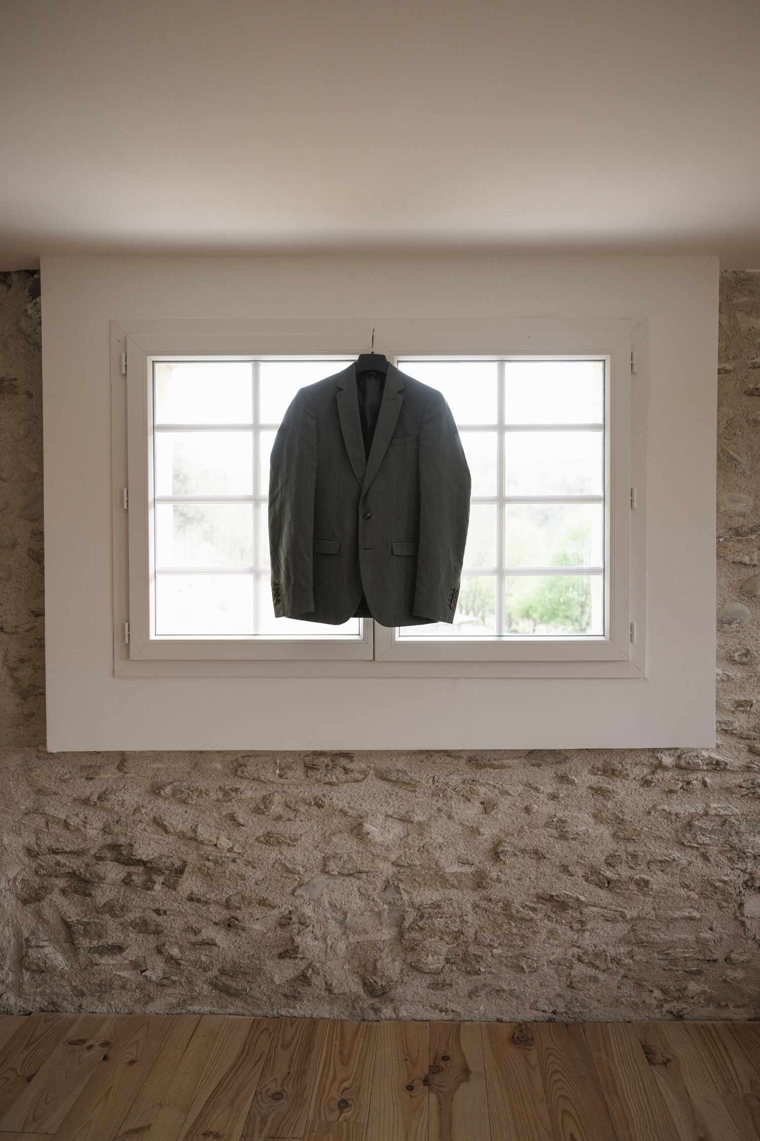 Détails raffinés du costume et accessoires du marié lors d’un mariage intemporel
