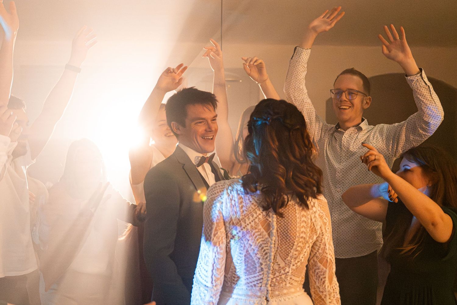 Moments de fête et de joie lors d’un mariage élégant photographié jusqu’à la soirée