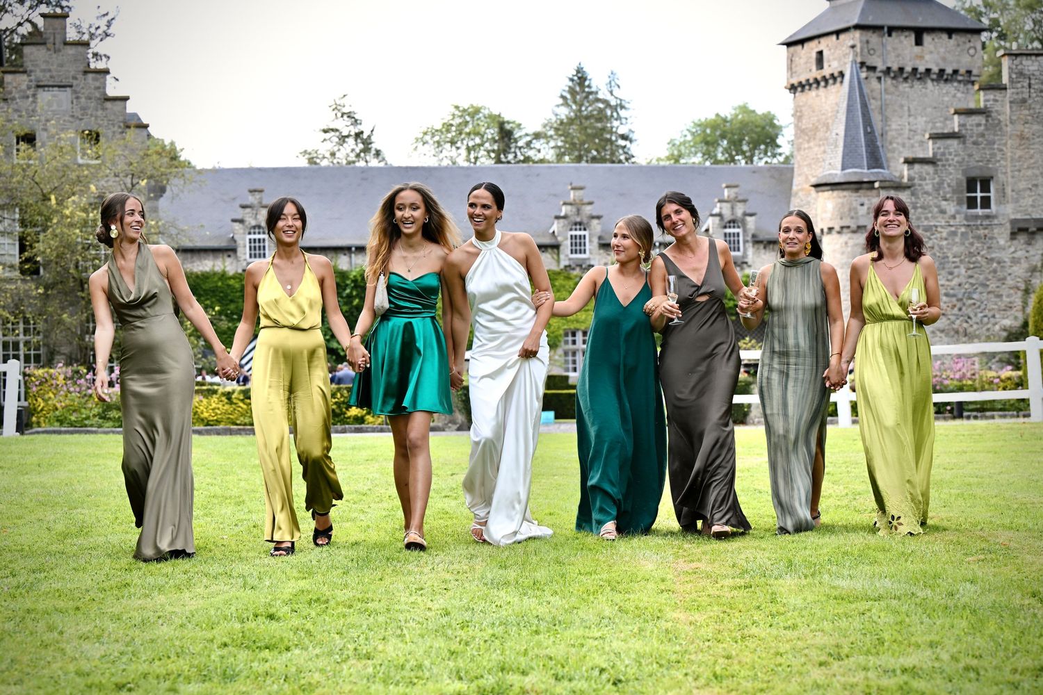 Couple de mariés devant château / domaine
Mariage élégant dans un château en Europe photographié par Orlane Lacroix. Reportage naturel et au