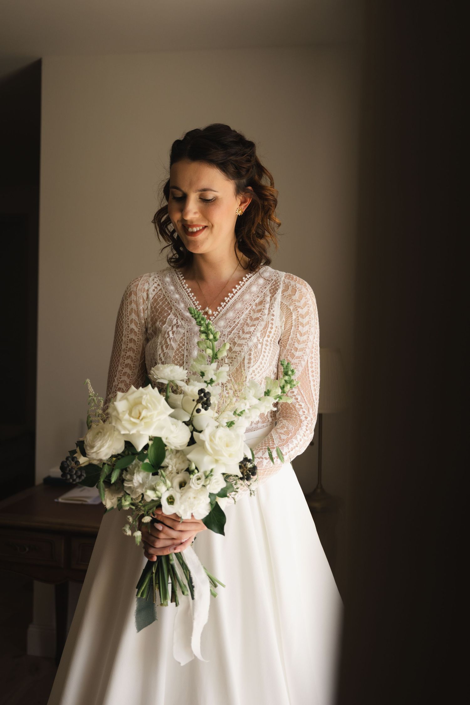 Photographe mariage Belgique capturant les préparatifs naturels et authentiques de la mariée