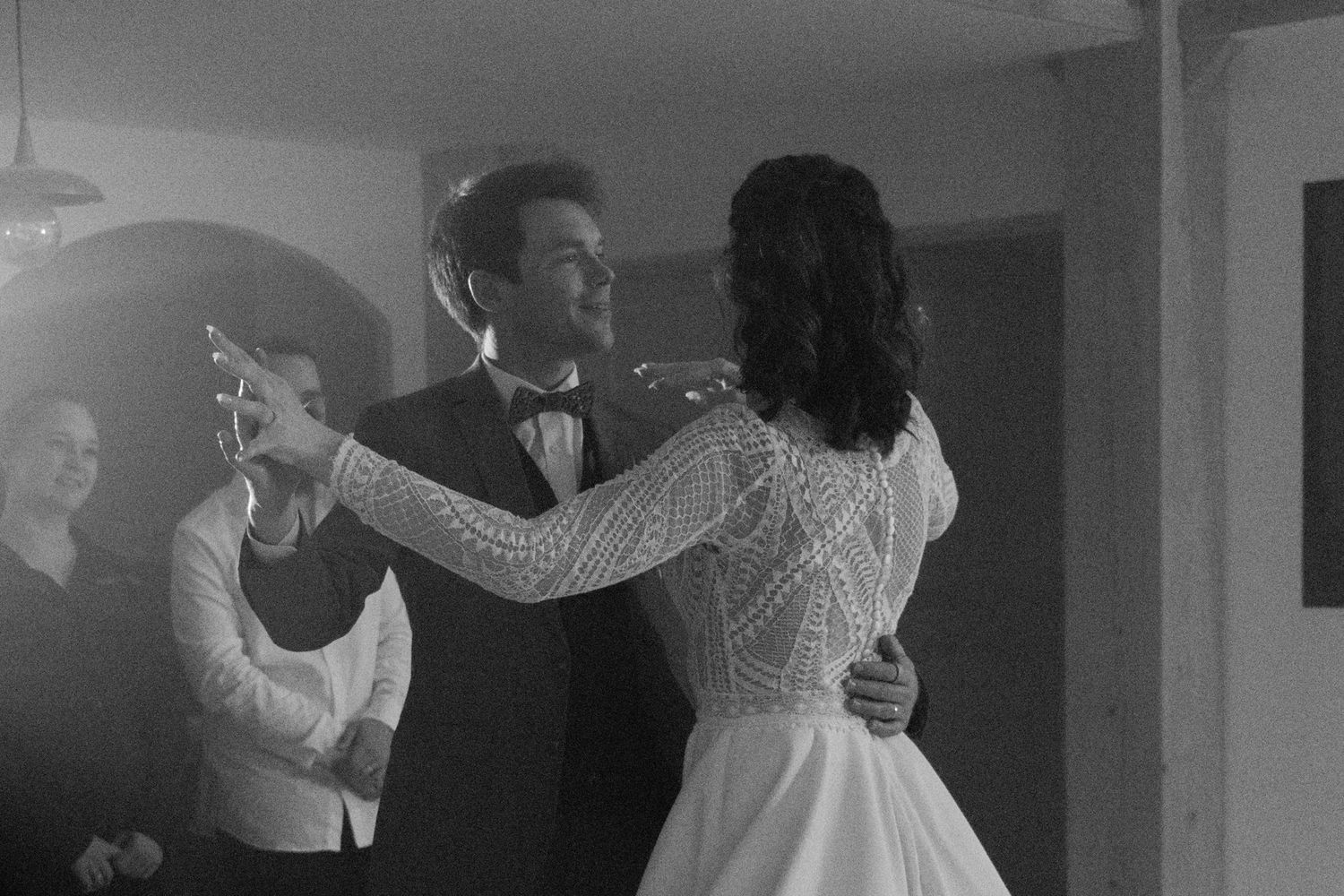 Moment complice entre amoureux capturé par une photographe de couple basée en Belgique
