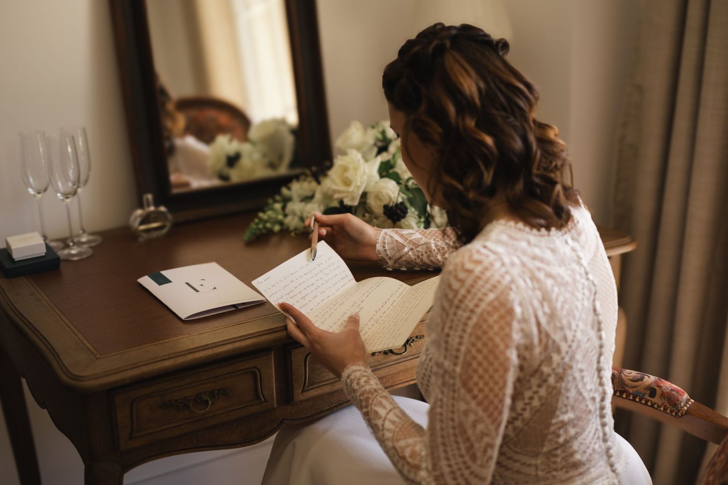 Photographe mariage Belgique capturant les préparatifs naturels et authentiques de la mariée