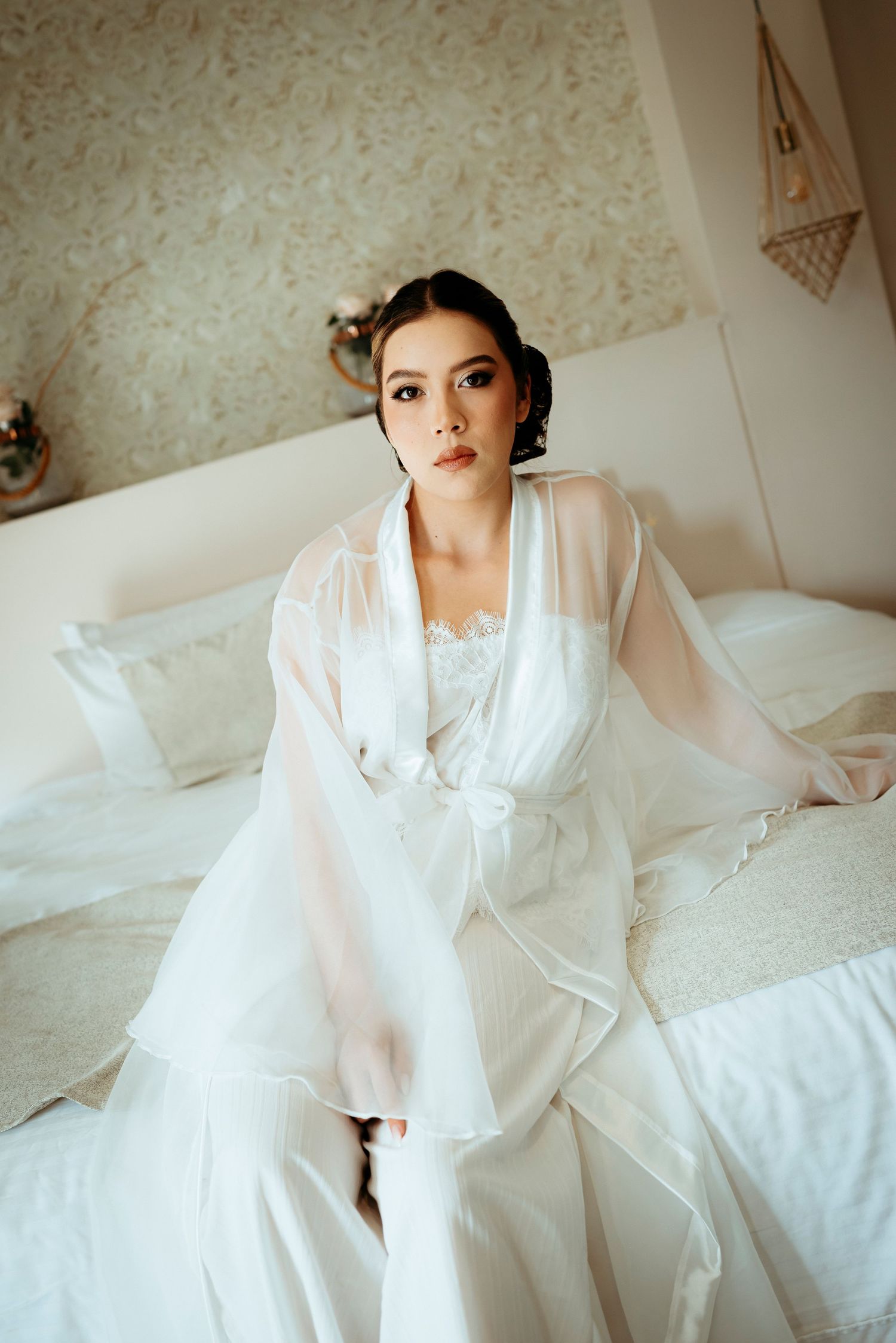 Novia preparándose en su habitación antes de su boda en Cielo Alto, Medellín. Fotografía cinematográfica por KZU & Co.