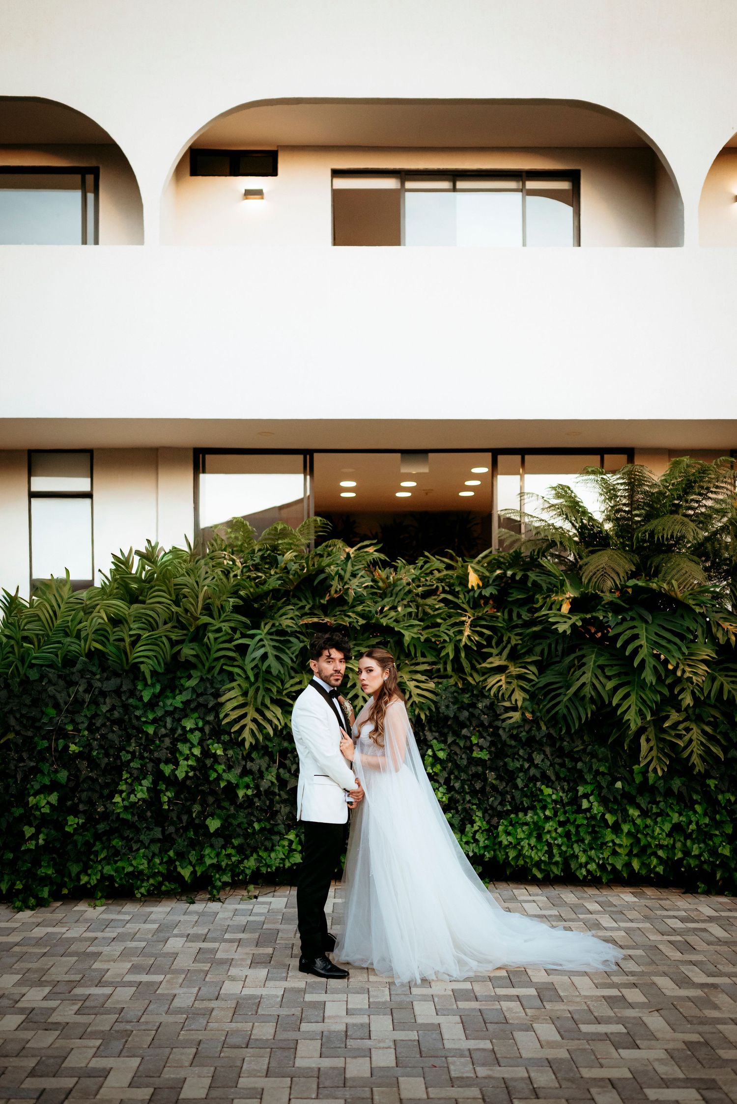 Retrato romántico y profundo de los novios abrazados entre la naturaleza de Cielo Alto, fotografía de bodas de lujo.