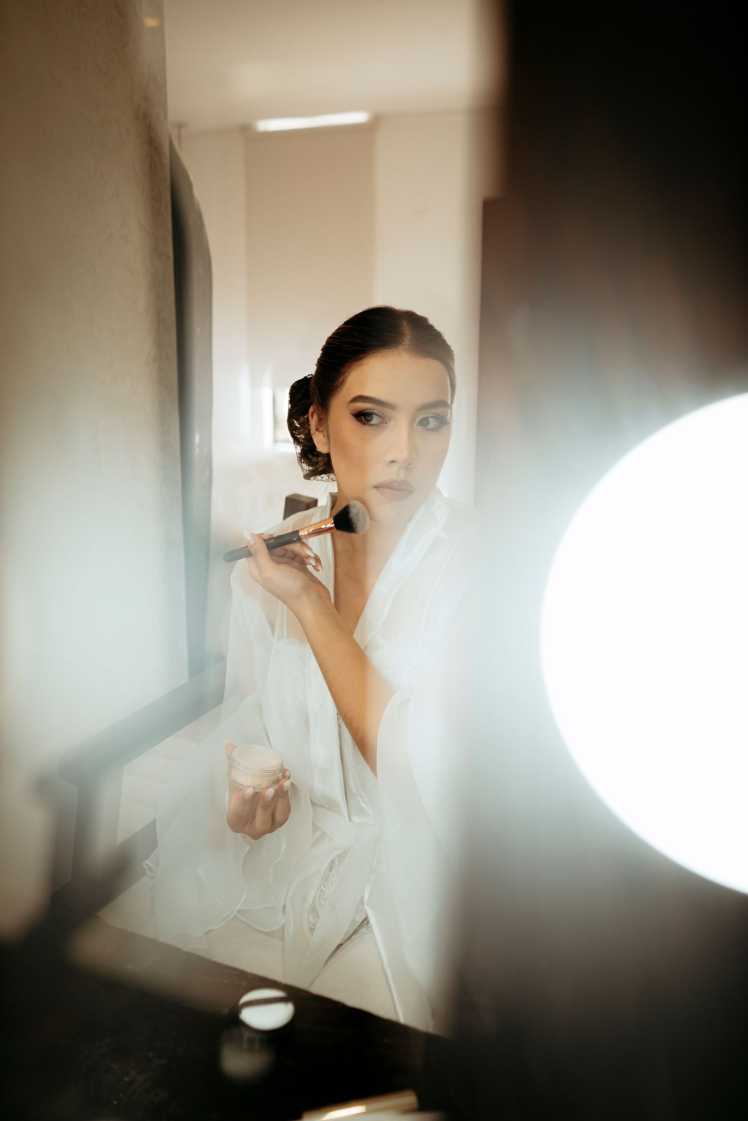 Novia preparándose en su habitación antes de su boda en Cielo Alto, Medellín. Fotografía cinematográfica por KZU & Co.