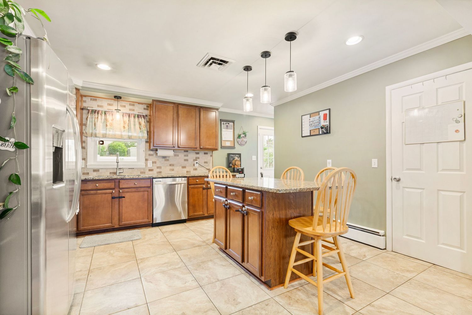 Bright open kitchen in the Lehigh Valley by vCOLUMNA Photography.
