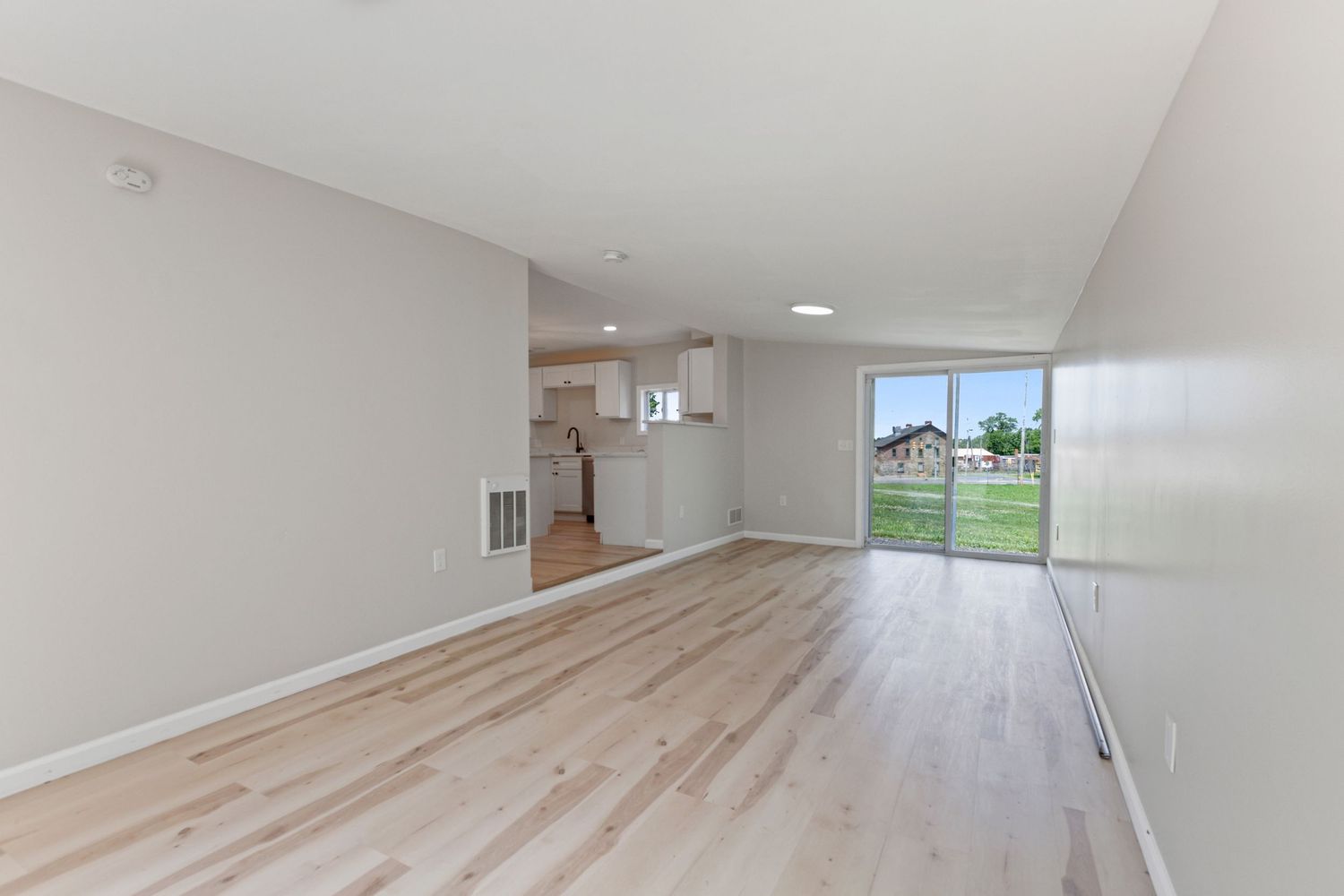 vCOLUMNA PHOTOGRAPHY - Virtual Staging Before (Real Estate & Profesional Headshots) Lehigh Valley