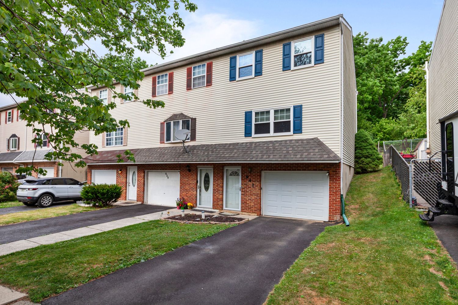 Townhouse with garage in the Lehigh Valley by vCOLUMNA Photography.