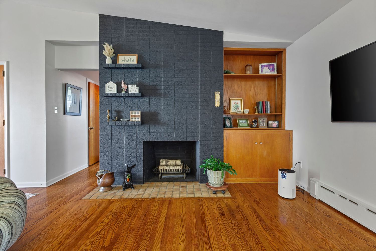 Modern fireplace in the Lehigh Valley by vCOLUMNA Photography.