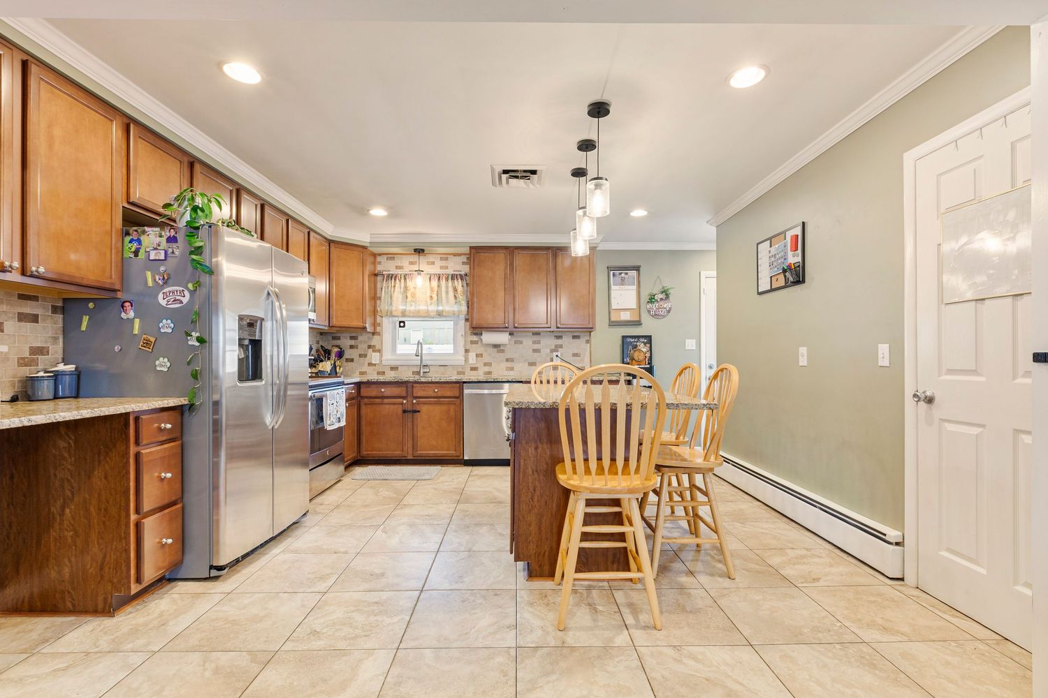 Bright open kitchen in the Lehigh Valley by vCOLUMNA Photography.