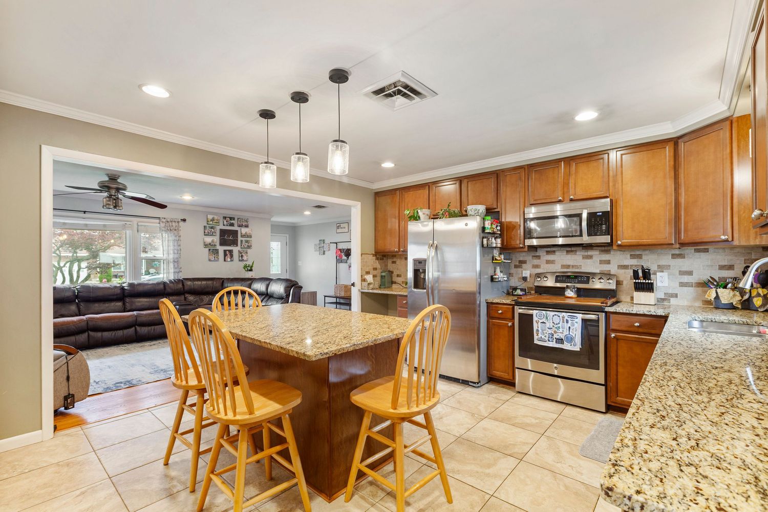 Bright open kitchen in the Lehigh Valley by vCOLUMNA Photography.
