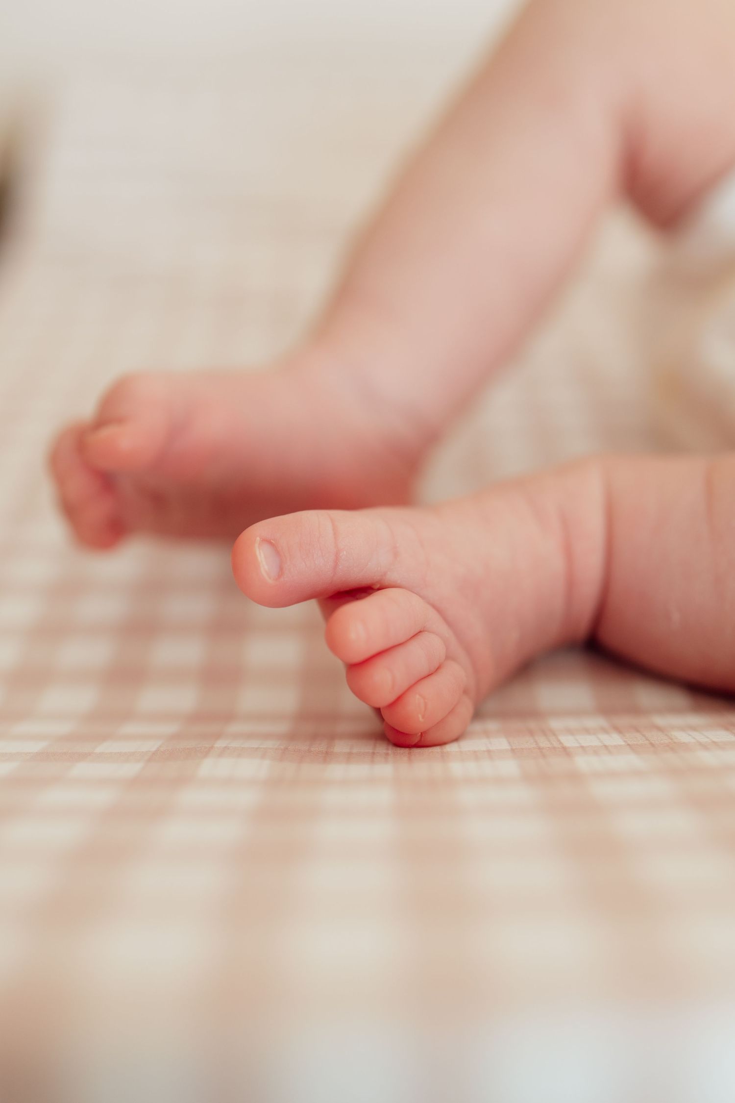 Documentary-style home newborn session highlighting real, unposed moments during the first weeks at home. Relaxed photography, Nottingham.